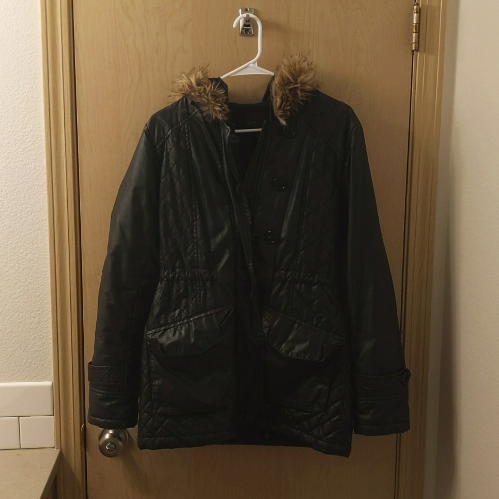 Sanctuary Clothing small black mid-weight quilted parka with faux fur hood trim